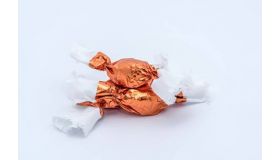 Salónky marcipánové máčané v horkej čokoláde, so sušenými marhuľami 